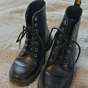 GREAT CONDITION Dr. Martins Size 7 Womens